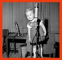 3-vuotias Liisa Jussila on vuonna 1957 esiintymässä radion 'Perheen pienimmille' ohjelmassa