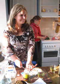 Meksikolaisilta 26.5.2006
Linda pilkkoo herkkusienet valmiiksi paistiinpannuun. Quesodillasit ovat herkullisia: tortillojen vliin kietaistaan paistettuja herkkusieni ja juustoa.
