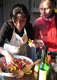 Meksikolaisilta 26.5.2006
Ensalada de Nopales, kaktussalaatti: kaktusta, tomaattia ja punasipulia.
