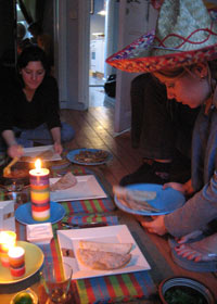 Meksikolaisilta 26.5.2006
Kynttilit, sombrero, argentiinalaista musiikkia, meksikolaista ruokaa, viini ja viisi naista. Kunnon iltaan ei tarvita muuta.
