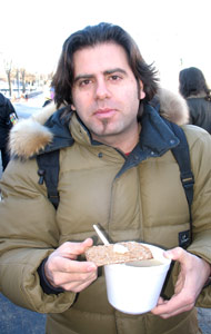 Mundon DocPoint -tapahtuma 29.1.2006 Bio Rexiss
Kulinaristi Ghadi maustaa keittonsa nkkileivll.

