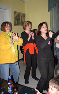 Team building -seminaari Furuvikiss 11.-12.2.2006
Juliana vetisee komeaan oopperatyyliin Eppujen kappaleita. Marita ja Anna antavat taustatukea.
