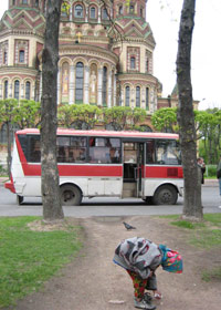 Tutustumismatka Venjn mediaan ja kulttuuriin 31.5.-3.6.
"Soviet bussimme" on saapunut Pietarinhovin kulmille. Pieni romanitytt innostuu turisteista, joita hn luulee jenkeiksi.
