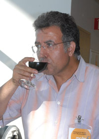 Media&Message -tapahtuma 2.-3.8.2006
Pivn medialuennot ovat ohi, ja Mohamed maistelee rentoutuneena viini.
