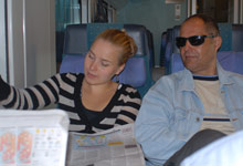 Media&Message -tapahtuma 2.-3.8.2006
... Ja Helga ja Michael lukevat sivistyneesti lehte ennen junanvaihtoa Tampereella.
