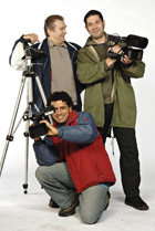 Samuel Abaijn-Nurmisuo, Gustavo Alavedra ja Victor Belousov, Mundo-Basaarin toisen jakson tyssoppijat valmiina kuvaukseen.
