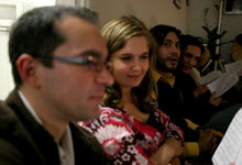 Maahanmuuttajat mediassa -seminaari 18.11.2005 Wenndell, Linda, Elih ja Tahir yrittvt seurata nuotteja. Vuorossa on yhteislaulua - suomeksi.
