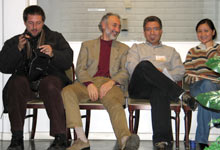 Maahanmuuttajat mediassa -seminaari 18.11.2005 Eteishallin rivist, Taisto Lapila, Eddie Iles, Ghadi Boustani ja Nga Vu-Lilja, ei laula, vaan analysoi.
