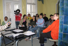 Team building -seminaari Furuvikiss 11.-12.2.2006
Fernando tallentaa uskollisesti seminaarin tapahtumia. Muut kuuntelevat, kun Carlosilla on asiaa.
