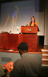 Maahanmuuttajat mediassa -seminaari 18.11.2005 Projektipllikk Marita Rainbird avaa seminaarin esittelemll Mundon toimintaa kuulijoille.
