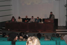 Maahanmuuttajat mediassa -seminaari 18.11.2005 Panelistit, Ghadi Boustani, Seppo Julin, Kari Voutila, Matti Paunio ja Saija Uski saavat katsomosta vaikeita kysymyksi.
