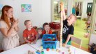 Mustolan päiväkodin lapset viettivät vauhdikasta päivää Anna Puun kanssa. (kuva: YLE / Nuppu Stenros)