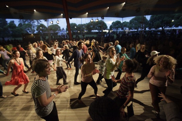 Frigg &amp; Baltic Crossing mestarikurssi veti juhlaväen yhteiseen tanssin huumaan Kaustisen festivaaliareenalla 2012.