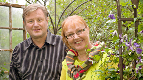 Puutarhaunelmia-ohjelman juontajat Heikki Laaksonen ja Paula Ritanen-Närhi