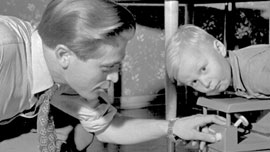 Isän ja pojan leikit 1950-luvulla. Kuva: Kalle Kultala