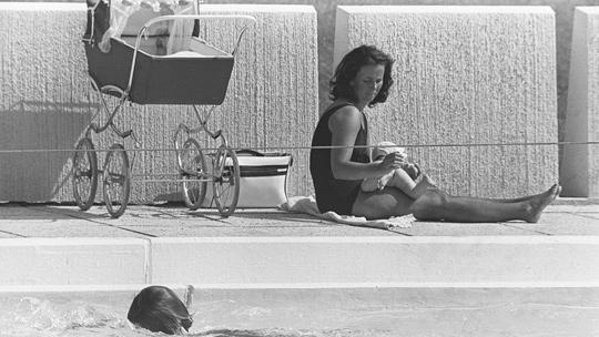 Äiti ja lapset Sveitsin uimalassa Hyvinkäällä. Kuva: Kalle Kultala, 1970