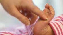 Vauvan koliikkia hoidetaan vyöhyketerapialla. Kuva: Seppo Sarkkinen.