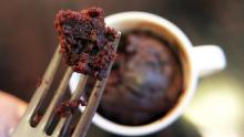 Kakku kahvikupissa: Suklaa-maapähkinävoikakku. Kuva: Siiri Huttunen