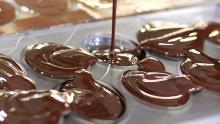 Käsintehtyä suklaata. Kuva: Siiri Huttunen, Yle Olotila