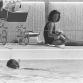 Äiti ja lapset Sveitsin uimalassa Hyvinkäällä. Kuva: Kalle Kultala, 1970-luku.
