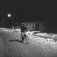 Äiti lähtee kotoa polkupyörällä pimeän aikaan. Kalle Kultala, 1987
