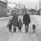 Perhe kävelyllä koiran kanssa. Kalle Kultala, 1960-luku.