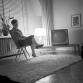 Nainen olohuoneessaan. 1960-luku.