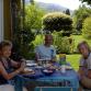 Pirkko Kekki perheineen aamiaisella Sveitsin vaihtokodin pihalla viime kesänä. K