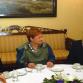 Juhlavieraita kahvipöydässä: presidentti Mauno Koivisto, presidentti Tarja Halonen ja presidentti Martti Ahtisaari.Kuva: Touko YrttimaaYLE