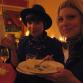 Noorat Berliinin yössä: vasemmalla minä ja oikealla Kuningaskuluttajastakin tuttu Noora Hirn. Söimme ihanat minttusuklaajälkiruoat!