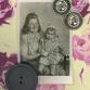 Tätini istuu totisen näköisenä isotätini sylissä vuonna 1949. Aito 50-luvun nappi, vanhaa tapettia ja aito valokuva! Lähettäjä: Anniina Ahonen.