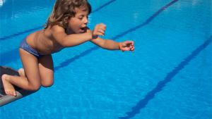 Uimakoulussa hypätään veteen. Kuva: Stock.xchng
