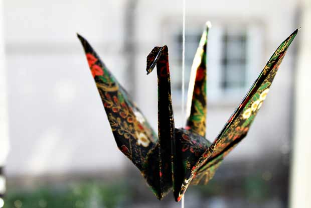 Origamilinnuista verhot ikkunaan. Kuva: Yle Olotila, Ulla Vuorela