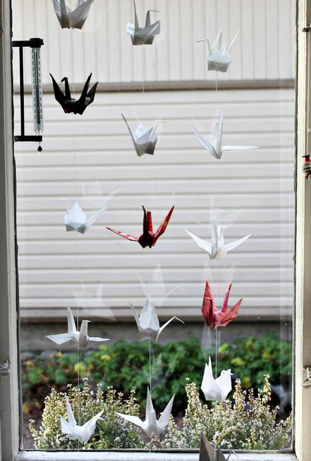Origamilinnuista verhot ikkunaan. Kuva: Yle Olotila, Ulla Vuorela