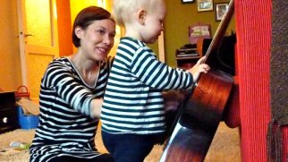 Kirsi viettää aikaa kaksin lapsen kanssa, kun muusikkomies on maailmalla. Kuva: Hertta Päivärinta