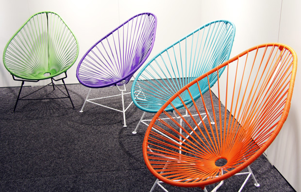Nämä tuolit leikittelevät väreillä ja muodolla. Kuva: Siiri Huttunen