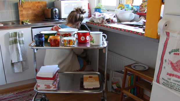 Merivaaran instrumenttipöytä palvelee keittiössä. Kuva: Reetta Arvila, Yle