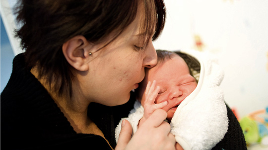 Kaisa Ölander ja vauva. Kuva: Aito Media Oy