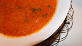 Linssikeitto punaisesta currysta ja tomaatista. Kuva: Ulla Vuorela