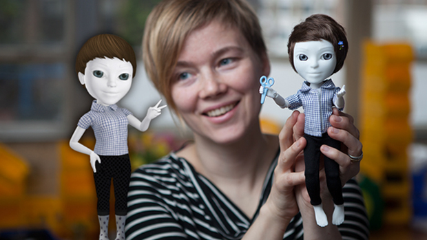 Riikka Haron kädessä maailman ensimmäinen 3D-tulostettu lelu, fyysinen avatar. Kuva: Makielab, Riikka Haro.