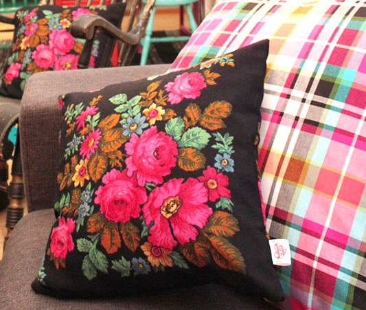 Venäläinen kukkahuivi lämmittää kaulassa ja - sohvalla! Kuva: Heini Perälä