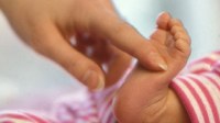 Vauvan koliikkia hoidetaan vyöhyketerapialla. Kuvan käyttöoikeus: Seppo Sarkkinen.