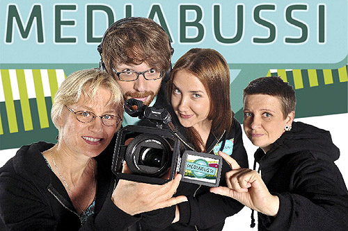 Mediabussin tiimi 2010. Vas. Tiina Lappalainen, Mikko Toiviainen, Elvi Hakala ja Maikki Kantola. Kuva: Yle / Jyrki Valkama.