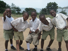 Tansanialaisia lapsia, kuva Ari Koivu