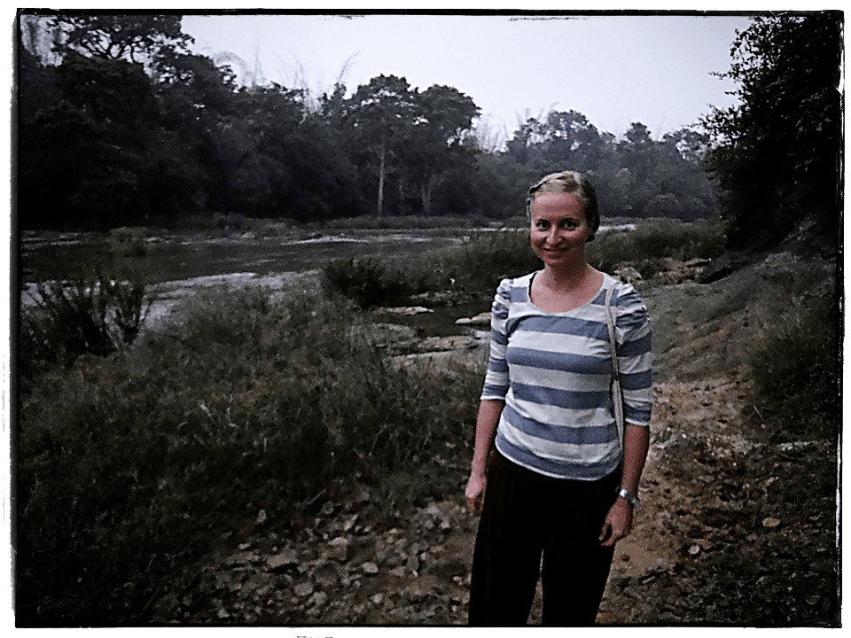 Kata kävelyllä joen rannassa