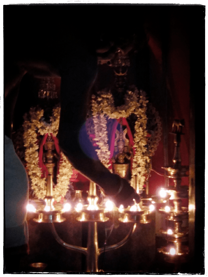 henkilö sytyttää tulen