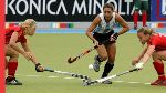 Maahockeyn pelaajia.