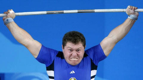 Olympiakullan maailmanennätyksellä voittanut Valko-Venäjän Andrei Aramau.