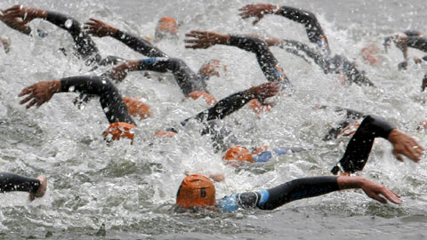 Triathlonkilpailijat uivat.