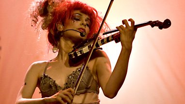 Emilie Autumn soittamassa viuluaan Nosturissa 18.4.2009 (Kuva: Tomi Mikola)